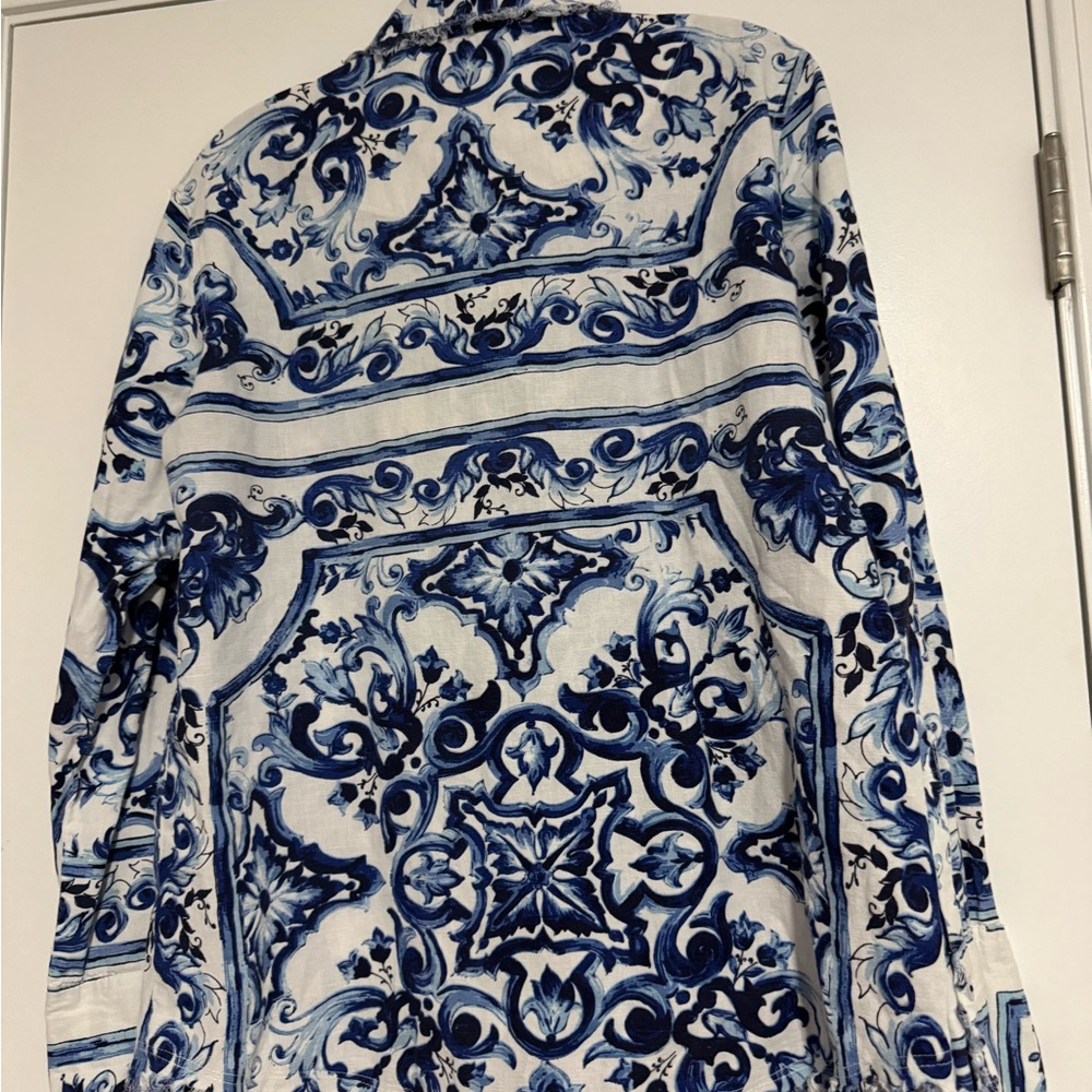 Chic Blue and White Patterned Button Down Shirt - image 2